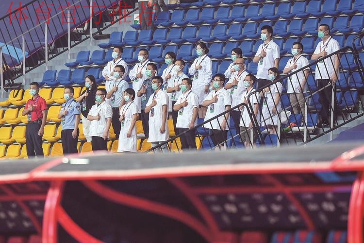 中国足球兑现承诺 邀请抗疫英雄现场观看中超联赛 中国足球兑现承诺 邀请抗疫英雄现场观看中超联赛